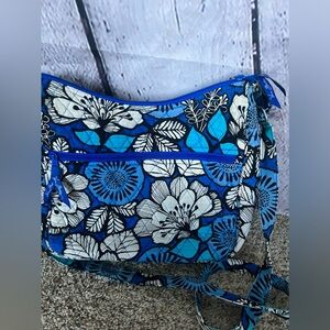 VERA BRADLEY Saddle Hipster
Crossbody Blue Bayou Front Push